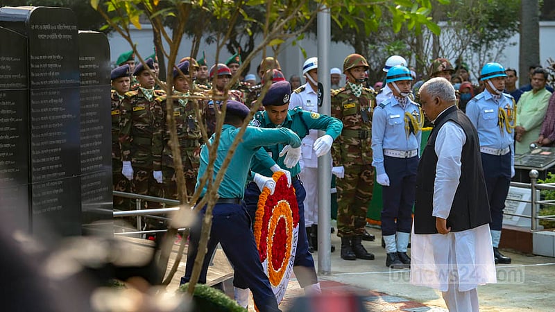 বিডিআর বিদ্রোহের ১৪ বছর পূর্তির দিন শনিবার বনানী সামরিক কবরস্থানে নিহতদের কবরে শ্রদ্ধা জানান স্বরাষ্ট্রমন্ত্রী আসাদুজ্জামান খাঁন কামাল।&amp;nbsp;ছবি: মাহমুদ জামান অভি