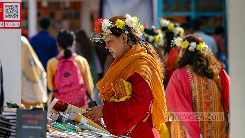 অমর একুশে বইমেলায় সোমবার বাসন্তী সাজে দেখা মেলে সব বয়সের নারীদের।&amp;nbsp;ছবি: মাহমুদ জামান অভি