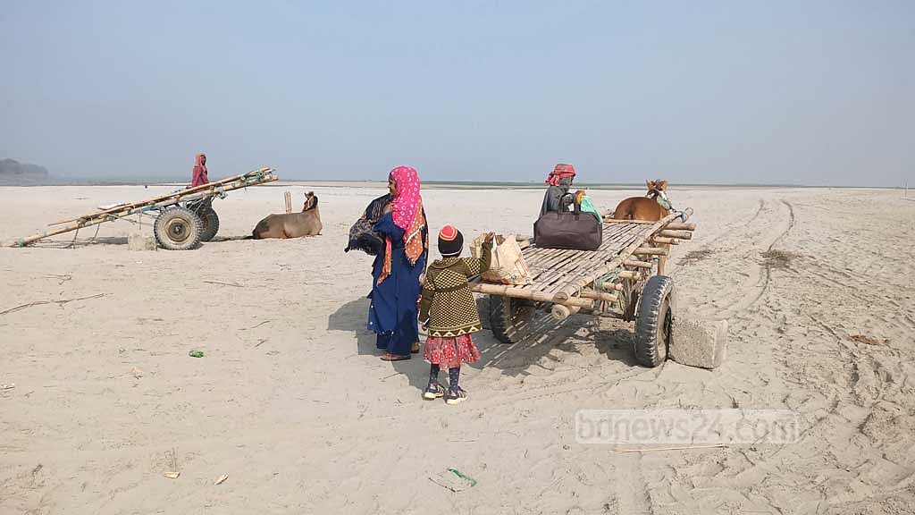 ঘাট থেকে ৫ কিলোমিটার সরে গেছে পদ্মা, বালুচরে ভরসা ঘোড়ার গাড়ি