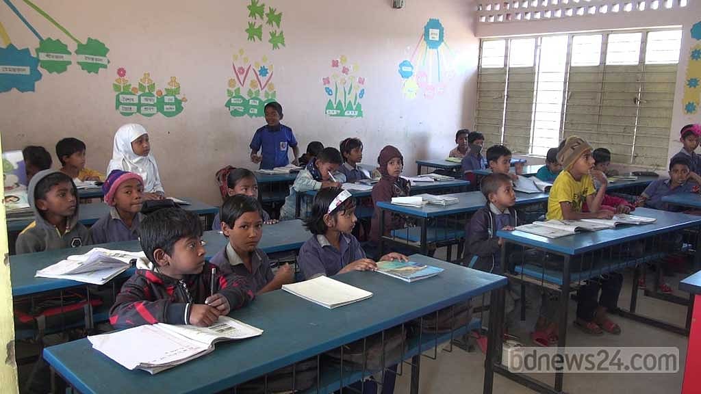 বই থাকলেও শিক্ষক নেই, ‘আদিবাসীদের’ মাতৃভাষার কী হবে