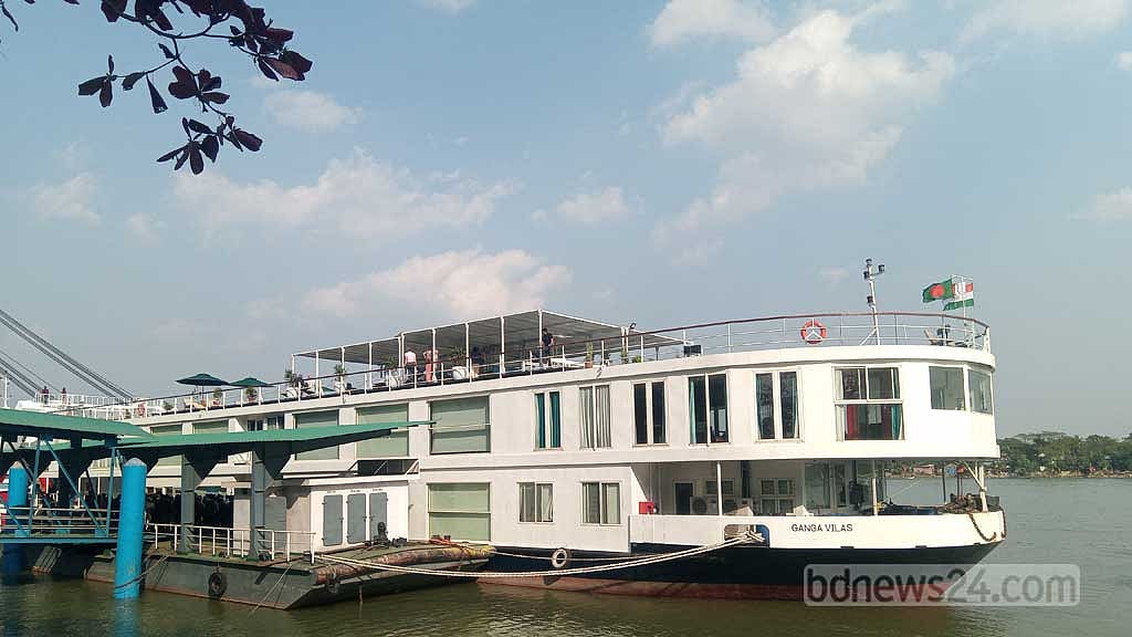 বরিশালের শতবর্ষী চার্চ দেখে মুগ্ধ ‘গঙ্গা বিলাসের’ পর্যটকরা