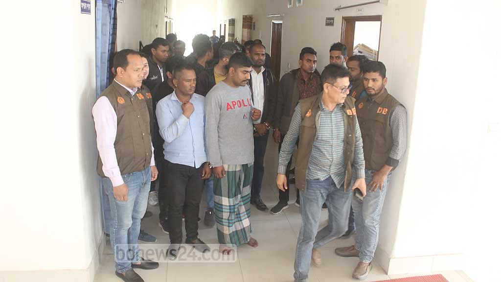 দিনাজপুরে পুলিশ নিয়োগে ‘অর্থ লেনদেন’, ১৭ গ্রেপ্তার