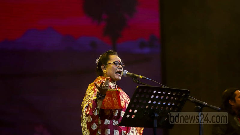 আর্মি স্টেডিয়ামে হোপ ফেস্টিভালে শুক্রবার সন্ধ্যায় মঞ্চে সংগীত পরিবেশন করে ইমন চৌধুরী ও তার দল।&amp;nbsp;ছবি: মাহমুদ জামান অভি