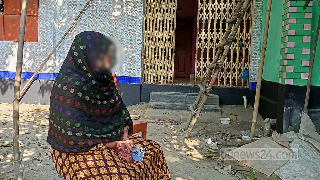 মাগুরায় বিয়ের দাবিতে ‘প্রেমিকের’ বাড়িতে নারীর অবস্থান