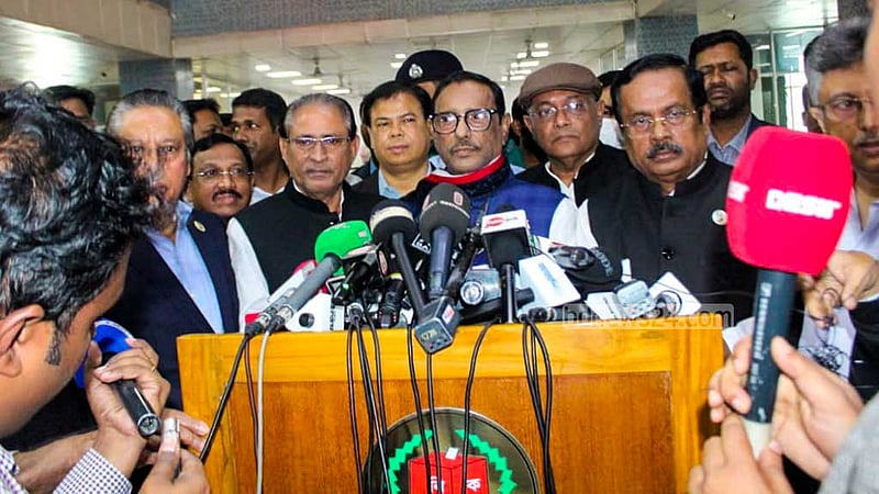 বাংলাদেশের পরবর্তী রাষ্ট্রপতি পদে আওয়ামী লীগের প্রার্থী মো. সাহাবুদ্দিন চুপ্‌পু রোববার সকালে নির্বাচন কমিশনে মনোনয়নপত্র দাখিল করার পর সাংবাদিকদের সঙ্গে কথা বলেন দলের সাধারণ সম্পাদক ওবায়দুল কাদের।