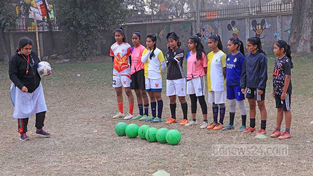 ফুটবল দিয়ে বাল্যবিবাহ ‘ঠেকানো‘ কামরুন্নাহারের গল্প