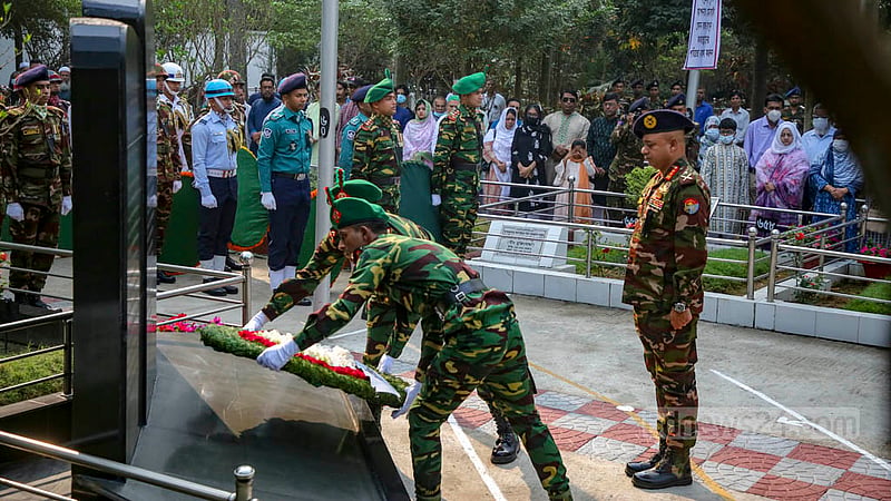 ঢাকার বনানী সামরিক কবরস্থানে পিলখানা বিদ্রোহে নিহত সেনা কর্মকর্তাদের কবরে রাষ্ট্রপতির পক্ষে শ্রদ্ধা নিবেদন।&amp;nbsp;ছবি: মাহমুদ জামান অভি