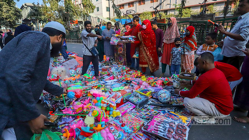 মতিঝিল আইডিয়াল স্কুল অ্যান্ড কলেজের সামনের সড়কজুড়ে বসা ‘হলিডে মার্কেটে’ শিশুদের খেলনাও বিক্রি করা হচ্ছে। ছবি: আসিফ মাহমুদ অভি