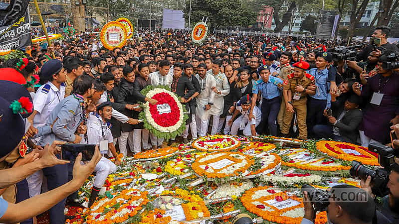 আন্তর্জাতিক মাতৃভাষা দিবসে কেন্দ্রীয় শহীদ মিনারে শ্রদ্ধা জানায় ছাত্রলীগ। ছবি: আসিফ মাহমুদ অভি