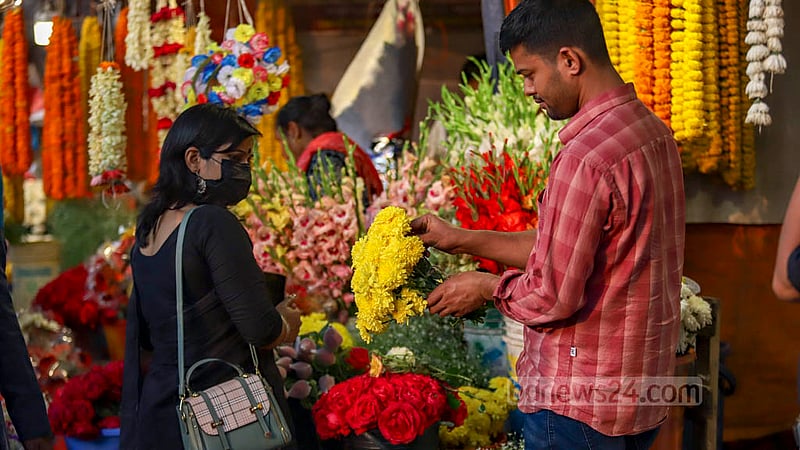 প্রিয়জনকে ফুল দিতে শাহবাগের ফুলের দোকান থেকে কেউ কিনছে একটি ফুল, কেউবা কিনছে একগুচ্ছ।&amp;nbsp;ছবি: মাহমুদ জামান অভি