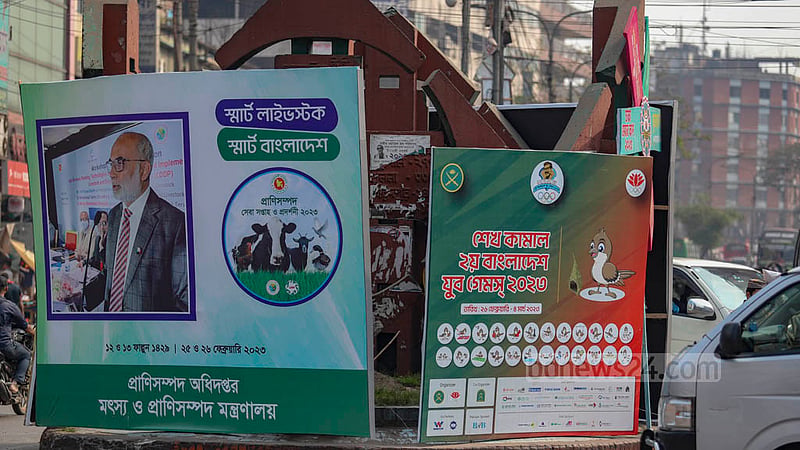 ঢাকার গুলিস্তানের জিরো পয়েন্ট বা নূর হোসেন চত্বরে ঢাকা থেকে বিভিন্ন জায়গার যে দূরত্ব লেখা আছে, ব্যানার আর ফেস্টুনের কারণে তা আর দেখা যায় না।&amp;nbsp;ছবি: মাহমুদ জামান অভি