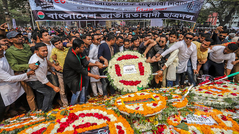 শহীদ দিবসে কেন্দ্রীয় শহীদ মিনারে ছাত্রদলের শ্রদ্ধা নিবেদন। ছবি: আসিফ মাহমুদ অভি