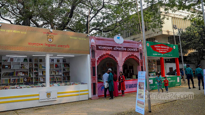 বইমেলার বাংলা একাডেমি প্রাঙ্গণে রয়েছে বিভিন্ন সরকারি ও স্বায়ত্তশাসিত প্রতিষ্ঠানের স্টল, তবে সোহরাওয়ার্দী উদ্যানের মত সেখানে ভিড় নেই।&amp;nbsp;ছবি: মাহমুদ জামান অভি