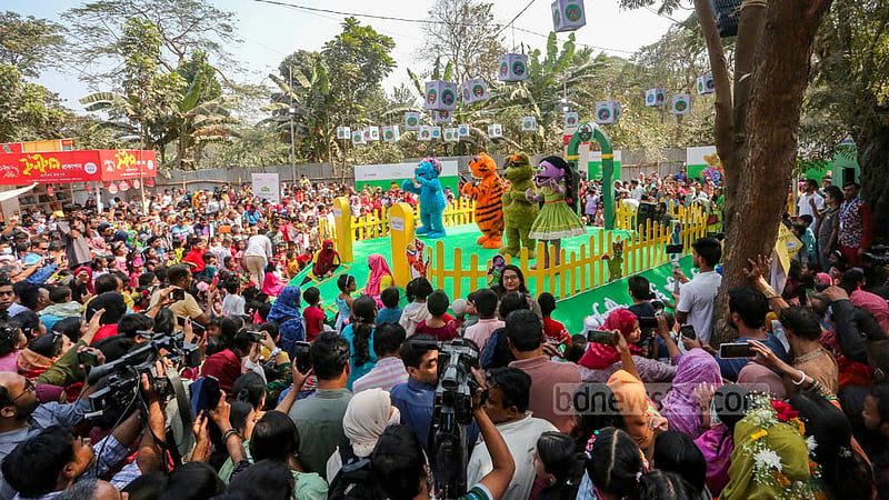 বইমেলায় সিসিমপুর শিশু চত্বরে শুক্রবার হালুম-ইকরিদের দেখতে এসেছিল অনেক শিশু।&amp;nbsp;ছবি: মাহমুদ জামান অভি