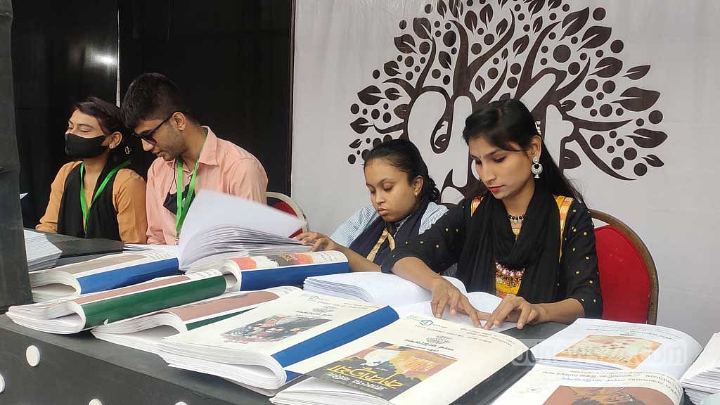 দৃষ্টিহীনের জন্যও বই আছে মেলায়, রয়েছে পড়ার সুযোগও
