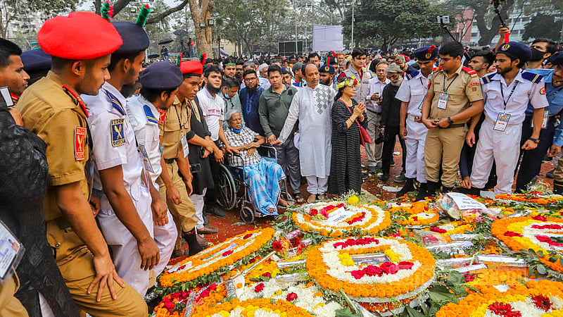 আন্তর্জাতিক মাতৃভাষা দিবসে কেন্দ্রীয় শহীদ মিনারে ভাষা শহীদদের শ্রদ্ধা জানাতে আসেন গণস্বাস্থ্য কেন্দ্রের প্রতিষ্ঠাতা ও ট্রাস্টি জাফরুল্লাহ চৌধুরী। ছবি: আসিফ মাহমুদ অভি