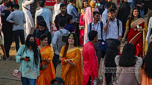 বসন্তে ভালোবাসায় বইমেলায় জনস্রোত