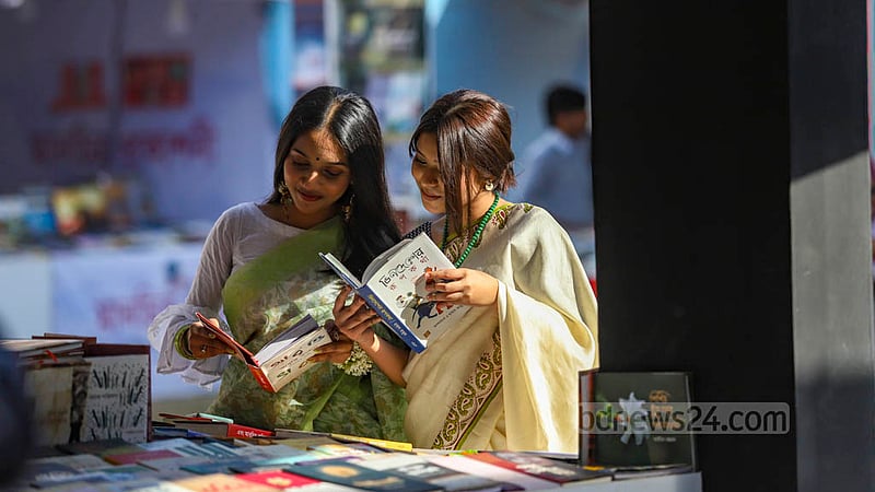 অমর একুশে বইমেলায় সোমবার একটি স্টলে বই দেখছেন নারীরা।&amp;nbsp;ছবি: মাহমুদ জামান অভি