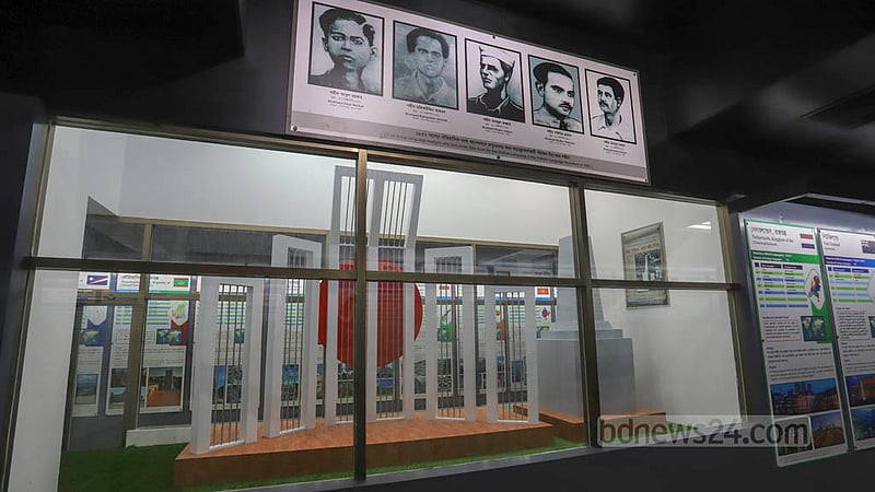 আন্তর্জাতিক মাতৃভাষা ইনস্টিটিউটের ভাষা জাদুঘরে স্থান পেয়েছে ভাষা আন্দোলনের প্রথম ও বর্তমান শহীদ মিনারের প্রতীকী রূপ। ছবি: আসিফ মাহমুদ অভি