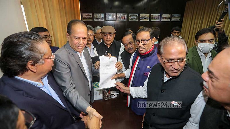 বাংলাদেশের পরবর্তী রাষ্ট্রপতি পদে আওয়ামী লীগের প্রার্থী মো. সাহাবুদ্দিন চুপ্‌পুর মনোনয়নপত্র রোববার সকালে নির্বাচন কমিশনে জমা দেন দলের সাধারণ সম্পাদক ওবায়দুল কাদেরসহ জ্যেষ্ঠ নেতারা।