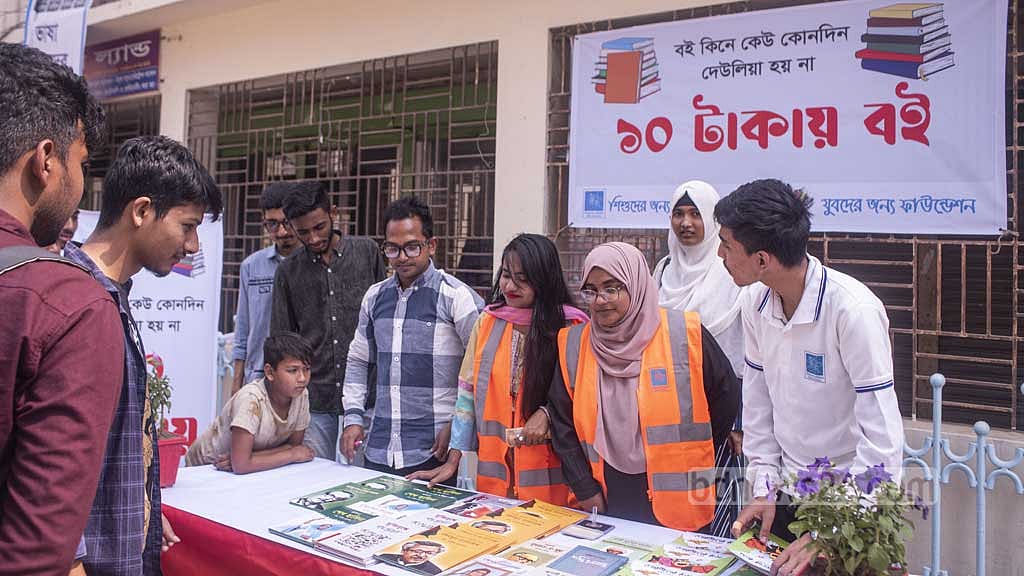 ইন্টারনেটে আসক্তি ‘ঠেকাতে’ ১০ টাকায় বই