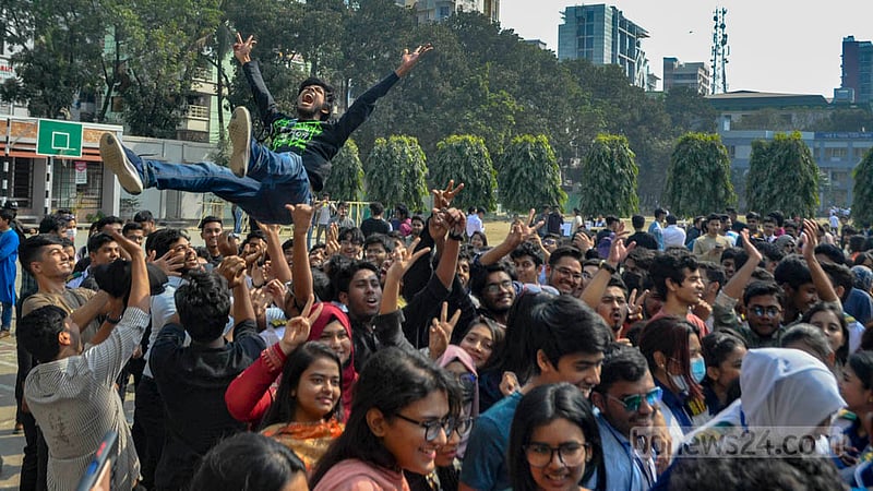 উচ্চ মাধ্যমিকে ভালো ফলাফলে উল্লসিত রাজউক উত্তরা মডেল কলেজের শিক্ষার্থীরা।