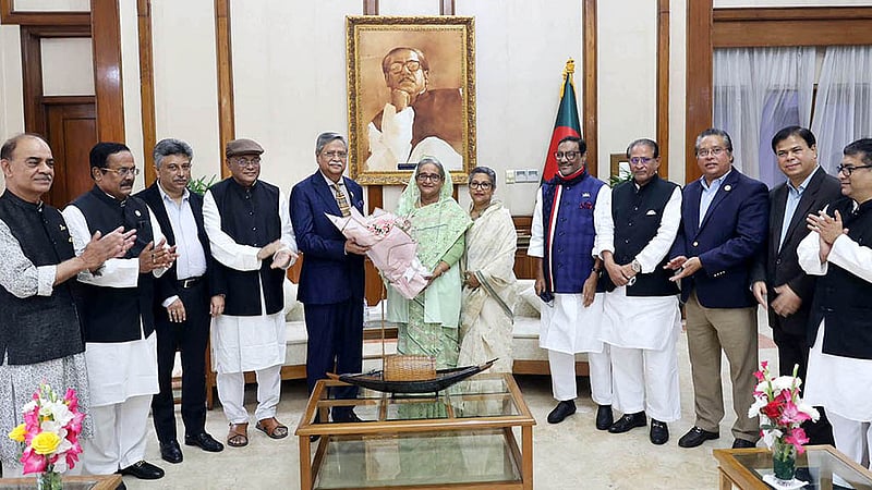 মনোনয়নপত্র জমা দেওয়ার পর প্রধানমন্ত্রী শেখ হাসিনার আমন্ত্রণে রোববার গণভবনে যান রাষ্ট্রপতি পদে আওয়ামী লীগের প্রার্থী মো. সাহাবুদ্দিন চুপ্পু। তাকে ফুল দিয়ে শুভেচ্ছা ও অভিনন্দন জানান দলের সভাপতি শেখ হাসিনা।&amp;nbsp;এসময় উপস্থিত ছিলেন তার বোন শেখ রেহানা ও দলের নেতারা। ছবি: পিএমও