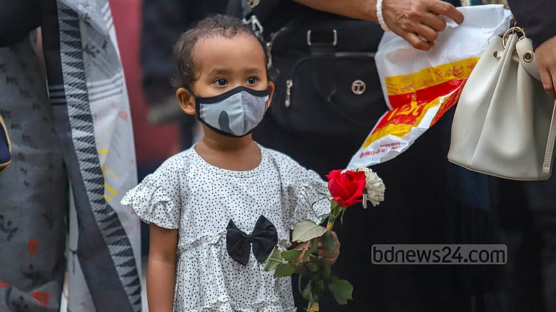 ভাষা শহীদদের প্রতি শ্রদ্ধা জানাতে মঙ্গলবার সকালে মায়ের হাত ধরে শহীদ মিনারে এসেছিল শিশুটি।&amp;nbsp;ছবি: মাহমুদ জামান অভি