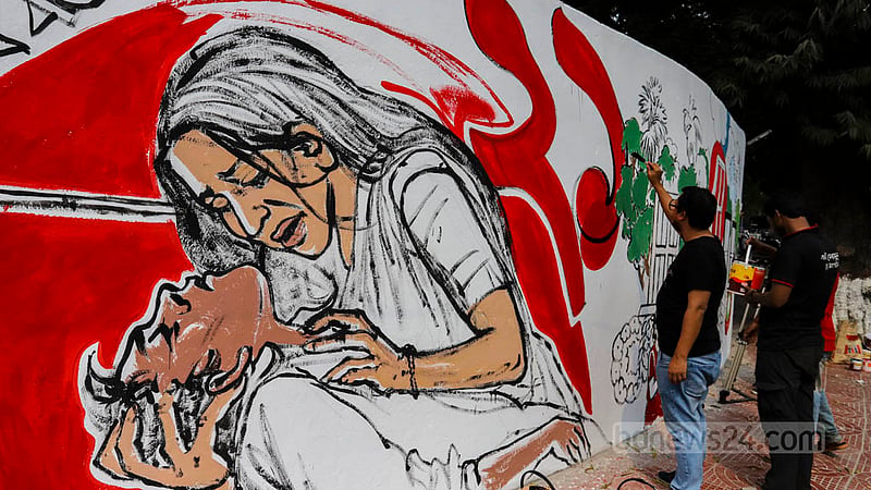 আন্তর্জাতিক মাতৃভাষা দিবস উদযাপনের অংশ হিসেবে রোববার কেন্দ্রীয় শহীদ মিনারের পাশে একটি দেয়ালে ভাষা আন্দোলনের প্রেক্ষাপট ফুটিয়ে তুলছেন শিল্পী। ছবি: আসিফ মাহমুদ অভি