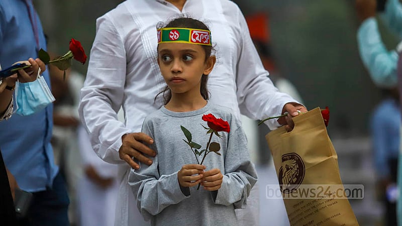 ভাষা শহীদদের প্রতি শ্রদ্ধা জানাতে মঙ্গলবার সকালে বাবার হাত ধরে শহীদ মিনারে এসেছিল শিশুটি।&amp;nbsp;ছবি: মাহমুদ জামান অভি
