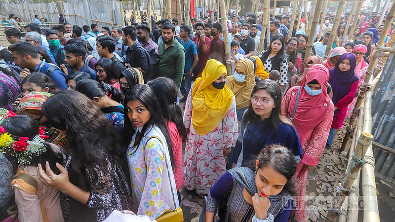 অমর একুশে বইমেলার শেষ দিন মঙ্গলবার মেলার প্রবেশে দর্শনার্থীদের দীর্ঘ লাইন। ছবি: আসিফ মাহমুদ অভি