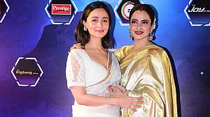 ‘দাদাসাহেব ফালকে’র আসরে রেড কার্পেটে আলিয়া-রেখা
