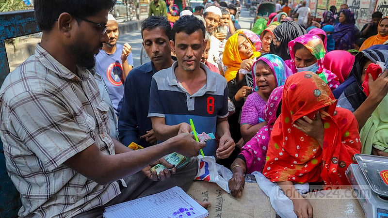 দ্রব্যমূল্যের ঊর্ধ্বগতির মধ্যে কিছুটা সাশ্রয়ের আশায় ওএমএসের ট্রাকসেল থেকে চাল কিনছেন একজন। ছবি: আসিফ মাহমুদ অভি