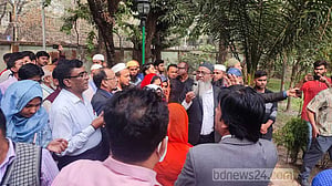ভিসির বাড়ি ঘেরাও করে মোনাজাত, ঢাবির পরীক্ষা নিয়ন্ত্রকের ব্যাখ্যা তলব