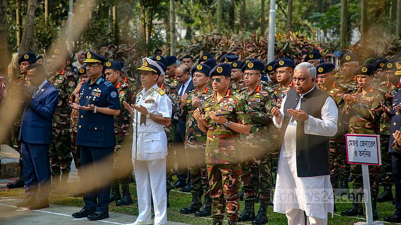 পিলখানা হত্যাকাণ্ডের ১৪ বছর পূর্তির দিনে শনিবার বনানী সামরিক কবরস্থানে নিহত সেনা কর্মকর্তাদের কবরে শ্রদ্ধা নিবেদনের পর মোনাজাত।&amp;nbsp;ছবি: মাহমুদ জামান অভি
