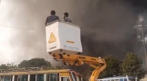 মোংলা ইপিজেডে ব্যাগ কারখানার আগুন নেভাতে গলদঘর্ম ফায়ার সার্ভিস