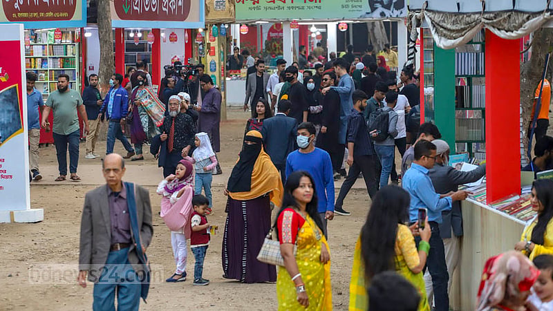 মাসব্যাপী বইমেলায় সপ্তাহের শেষ কর্মদিবস বৃহস্পতিবার বইপ্রেমীদের আনাগোনা ছিল চোখে পড়ার মতো। ছবি: আসিফ মাহমুদ অভি