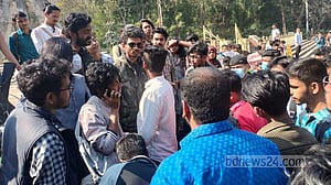 চবির চারুকলার আন্দোলনকারীদের উপর ‘ছাত্রলীগের’ হামলা