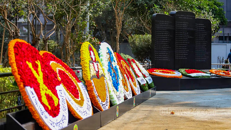 বনানীর সামরিক কবরস্থানে পিলখানা হত্যাকাণ্ডে নিহত সেনা কর্মকর্তাদের কবরে শ্রদ্ধার ফুল।&amp;nbsp;ছবি: মাহমুদ জামান অভি