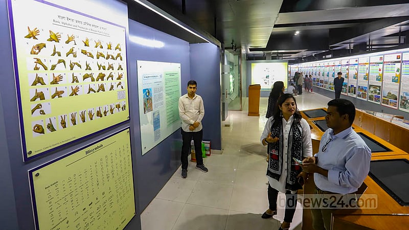 বাংলা ইশারা ভাষায় মৌলিক বর্ণমালা, সংখ্যার মতো বিষয় স্থান পেয়েছে আন্তর্জাতিক মাতৃভাষা ইনস্টিটিউটের ভাষা জাদুঘরে। ছবি: আসিফ মাহমুদ অভি