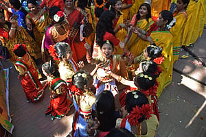 বসন্ত উৎসবে চট্টগ্রামে ভালোবাসার ছোঁয়া