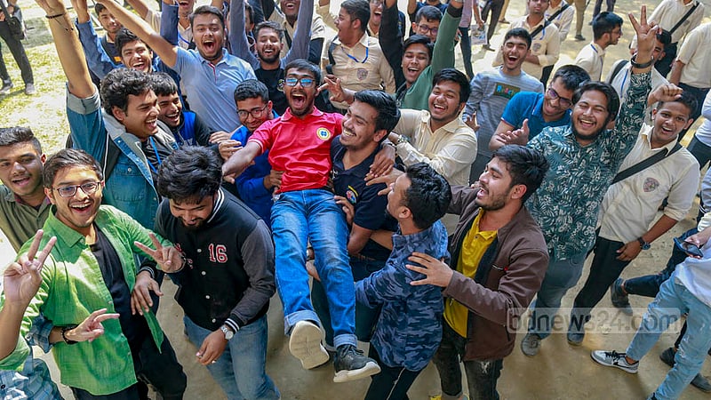 উচ্চ মাধ্যমিকে ভালো ফলাফলে নটর ডেম কলেজের উল্লসিত শিক্ষার্থীদের একাংশ।
