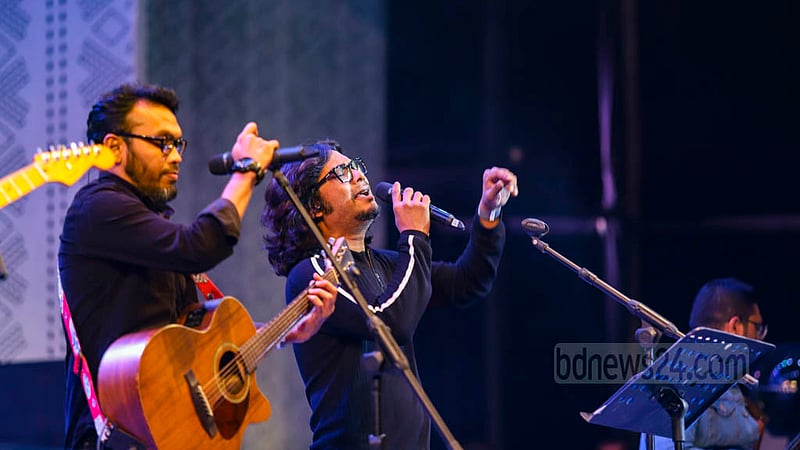 ঢাকায় আর্মি স্টেডিয়ামে হোপ ফেস্টিভালে শুক্রবার সন্ধ্যায় মঞ্চে রেনেসাঁ, ফিডব্যাক ব্যান্ড দলের সদস্যরা গানে ও বাদ্যযন্ত্র বাজিয়ে মাতিয়ে রাখেন শ্রোতা-দর্শকদের।&amp;nbsp;ছবি: মাহমুদ জামান অভি