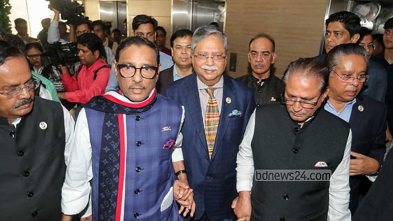 বাংলাদেশের পরবর্তী রাষ্ট্রপতি পদে আওয়ামী লীগের প্রার্থী হিসেবে মনোনয়নপত্র জমা দেওয়ার পর রোববার সকালে আওয়ামী লীগ নেতাদের সঙ্গে নির্বাচন কমিশন ত্যাগ করেন দুদকের সাবেক কমিশনার মো. সাহাবুদ্দিন চুপ্‌পু।