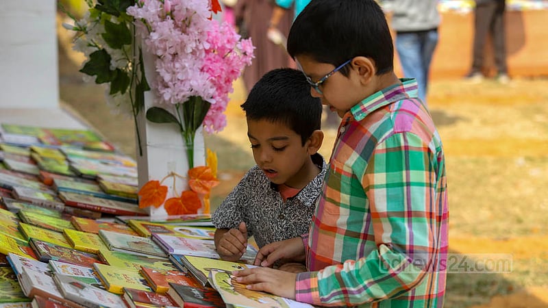 মা-বাবা ও স্বজনদের সঙ্গে বইমেলায় এসে বিভিন্ন স্টল ঘুরে বই কিনছে শিশুরা।&amp;nbsp;ছবি: মাহমুদ জামান অভি