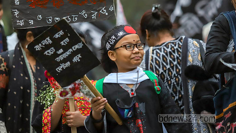 পোশাকে শোকের কালো, হাতে শ্রদ্ধার ফুল নিয়ে একুশে ফেব্রুয়ারির সকালে শহীদ মিনারে এসেছিল শিশুটি।&amp;nbsp;ছবি: মাহমুদ জামান অভি