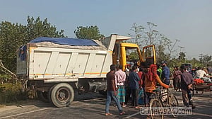 রাজবাড়ীতে বালুবাহী ট্রাকের ধাক্কায় প্রাণ গেল বাইক আরোহীর