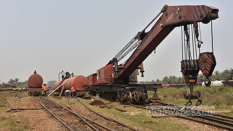 চট্টগ্রাম হালিশহর থানার রেলওয়ে গুডস পোর্ট ইয়ার্ডে লাইনচ্যুত তেলবাহী তিনটি ওয়াগন উদ্ধারে বৃহস্পতিবার তৎপরতা চালায় রেলওয়ে কর্তৃপক্ষ। ছবি: সুমন বাবু