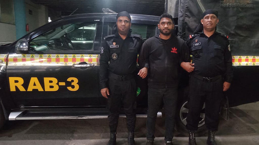 প্রাইভেটকারে যাত্রী পরিবহনের আড়ালে চলত মাদক পাচার