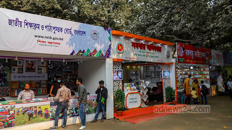 বইমেলার বাংলা একাডেমি প্রাঙ্গণে রয়েছে বিভিন্ন সরকারি ও স্বায়ত্তশাসিত প্রতিষ্ঠানের স্টল, তবে সোহরাওয়ার্দী উদ্যানের মত সেখানে ভিড় নেই।&amp;nbsp;ছবি: মাহমুদ জামান অভি